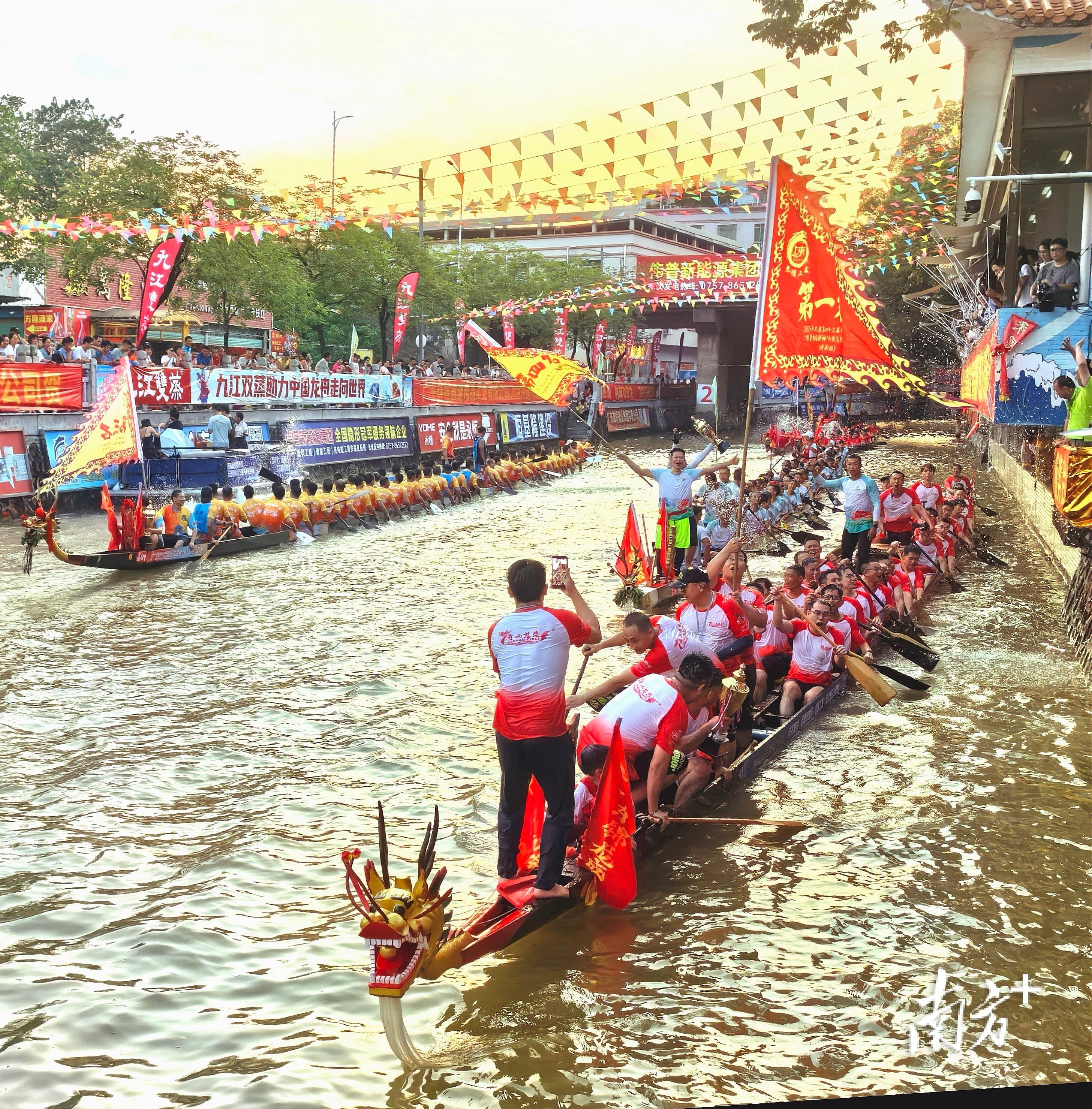 激烈角逐！对手均力争上游，场面火爆激烈，胜负悬念！的简单介绍