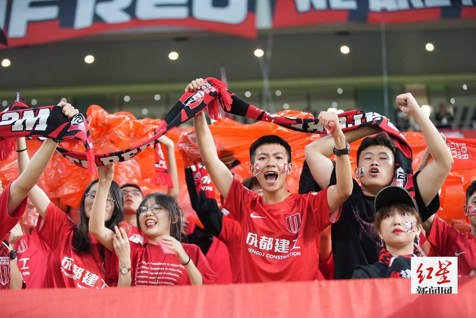 包含精彩比拼吸引无数球迷，球场氛围动感十足的词条