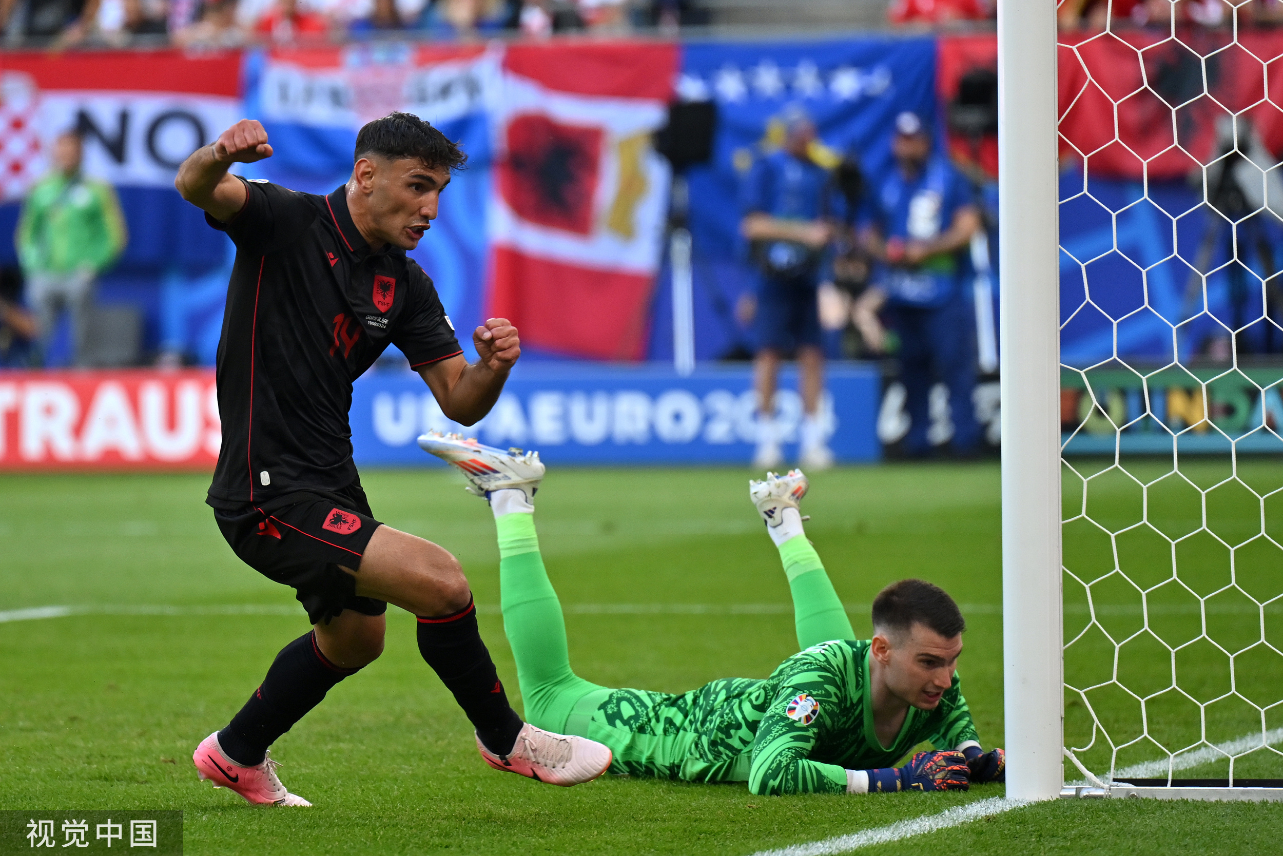 沙尔克实现连胜，球队士气高涨迎接下一轮